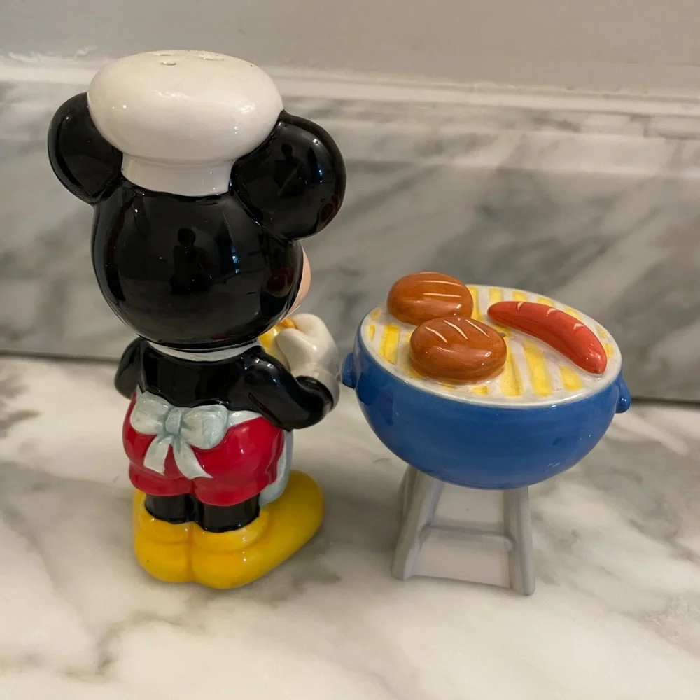 ❤️ DISNEY MICKEY MOUSE BARBECUE SALT & PEPPER SHAKER SET
